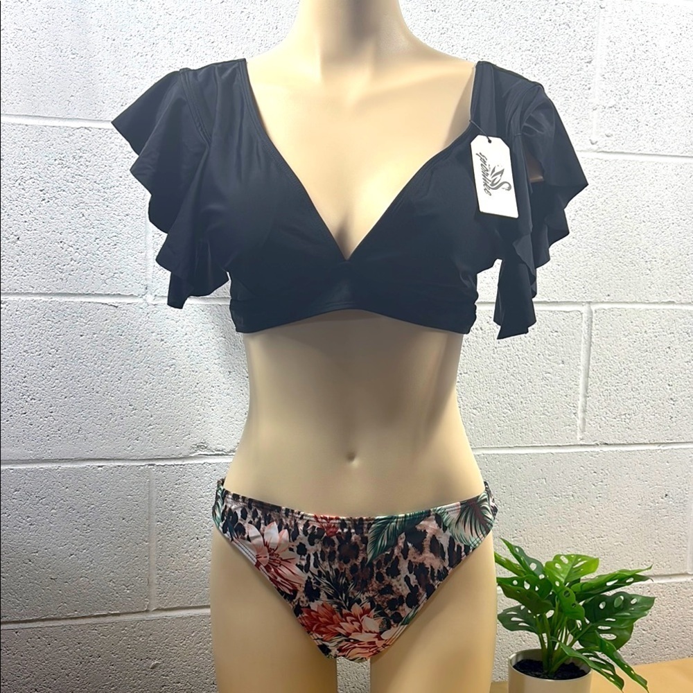 NWT Black Ruffled Bikini Top with Floral Bottom​​​​